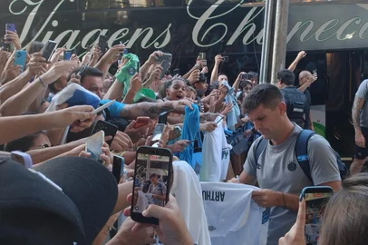 Jogadores e treinador do Grêmio são ovacionados na chegada a Chapecó. Foto: Geison Lisboa/Grupo RBS<!-- NICAID(16245590) -->