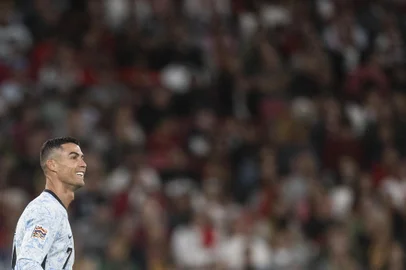 Portugal's forward #07 Cristiano Ronaldo looks on during the UEFA Nations League group A football match between Portugal and Croatia at the Luz stadium in Lisbon on September 5, 2024. (Photo by Patricia DE MELO MOREIRA / AFP)Editoria: SPOLocal: LisbonIndexador: PATRICIA DE MELO MOREIRASecao: soccerFonte: AFPFotógrafo: STF<!-- NICAID(15859275) -->