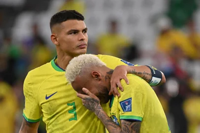 Zagueiro Thiago Silva, capitão da Seleção na Copa de 2022, abraça Neymar, que chora, após a derrota para a Croácia, nas quartas de final<!-- NICAID(15291373) -->