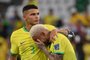 Zagueiro Thiago Silva, capitão da Seleção na Copa de 2022, abraça Neymar, que chora, após a derrota para a Croácia, nas quartas de final<!-- NICAID(15291373) -->