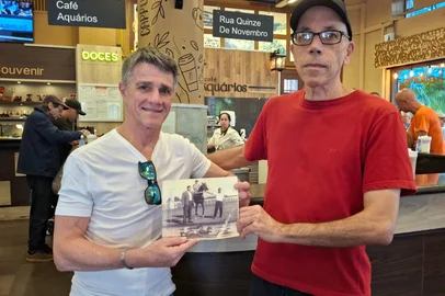 Durante a passagem por Pelotas, o jóquei carioca Jorge Ricardo foi surpreendido com um presente. J. Ricardo estava na cidade para participar do 87º Grande Prêmio Princesa do Sul. Em visita ao tradicional Café Aquários, ganhou uma velha foto do pai, o também jóquei Antonio Ricardo, que venceu um páreo na cidade na década de 1950.A relíquia foi entregue por Ricardo Ribeiro, colecionador de itens relacionados ao turfe. Ele contou que recebeu a foto de um turfista antigo, Paulo Morrone. Por alguns anos, guardou a imagem na esperança de fazer a entrega em mãos a J. Ricardo, que é recordista mundial em vitórias em corridas de cavalos.A foto foi feita em 8 de março de 1959, quando Antonio Ricardo esteve em Pelotas para montar o cavalo Carpetê, que era campeão do grande prêmio da cidade do Rio Grande. O jóquei não conseguiu a vitória no GP de Pelotas, mas também foi contratado para montar o cavalo Bicão, com quem ganhou um dos páreos.Além de levar na bagagem a foto do pai, já falecido, J. Ricardo voltou para casa com a vitória no 87º Grande Prêmio Princesa do Sul. Foi o triunfo número 13.348 na carreira de quase cinco décadas. Ele montou a égua Punta Arenas, propriedade de Renato Bender Castro e Ricardo Felizzola.<!-- NICAID(16041243) -->