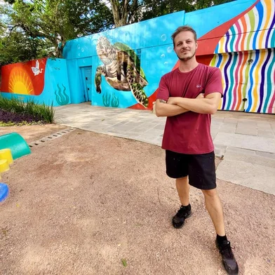 O artista e designer gráfico Rodrigo Capovilla pintou um novo mural no Parcão, em Porto Alegre<!-- NICAID(15696590) -->