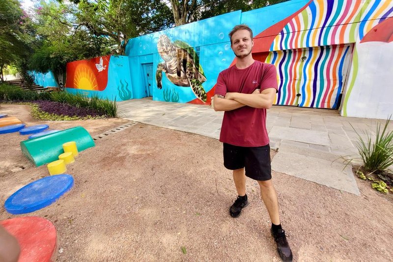 O artista e designer gráfico Rodrigo Capovilla pintou um novo mural no Parcão, em Porto Alegre<!-- NICAID(15696590) -->