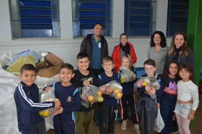 Projeto Troca Solidária, de Santa Cruz do Sul, troca lixo reciclável por alimento.<!-- NICAID(15113183) -->