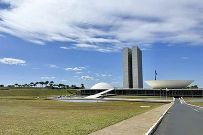 Fachada do Palácio do Congresso Nacional. O Palácio do Congresso Nacional é um dos pilares da arquitetura monumental de Niemeyer que dão forma à capital inaugurada em 1960. Construído em terreno elevado, é visto de longe como culminância da avenida Eixo Monumental, que abriga a Esplanada dos Ministérios e atravessa a cidade de norte a sul. Sede das duas Casas do Poder Legislativo e um dos mais famosos cartões postais do Brasil, o Palácio do Congresso Nacional é composto por duas cúpulas e duas torres de 28 andares, que abrigam a Câmara dos Deputados e o Senado Federal. Foto: Leonardo Sá/Agência Senado