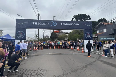 5ª Caminhada e Corrida do SSI Saúde e Randoncorp reúne mais de três mil pessoas. Evento aconteceu no último domingo (26), em Caxias do Sul<!-- NICAID(16154767) -->