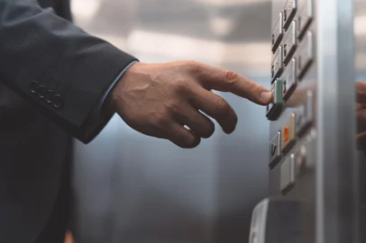 Man hand office worker in a business suit press the elevator button with his finger. Businessman in an office center elevator interiorElevadorIndexador: svyatoslav lipinskiyFonte: 397214160<!-- NICAID(16043548) -->