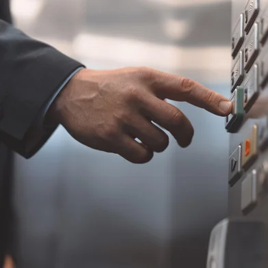 Man hand office worker in a business suit press the elevator button with his finger. Businessman in an office center elevator interiorElevadorIndexador: svyatoslav lipinskiyFonte: 397214160<!-- NICAID(16043548) -->