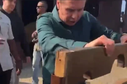 @Fabianofeltrinoficial / Reprodução Prefeito de Farroupilha, Fabiano Feltrin, recebe Jair Bolsonaro em Farroupilha, nesta quinta-feira (25). Em transmissão ao vivo nas redes sociais, Feltrin diz que homenagem a Alexandre de Moraes, do Supremo Tribunal Federal, é "botar na guilhotina".<!-- NICAID(15822960) -->