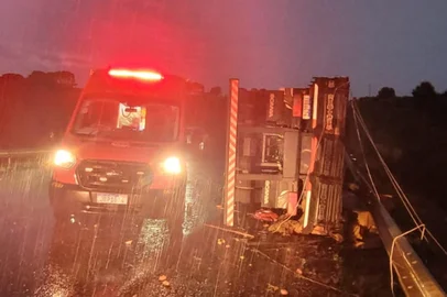 Caminhão tomba e motorista fica ferido na BR-285, em Vacaria. Acidente foi registrado no km 111, na saída para Bom Jesus. PRF informa que local está sinalizado e trânsito flui nesta sexta-feira, mas será interrompido para remoção do veículo.<!-- NICAID(16244467) -->