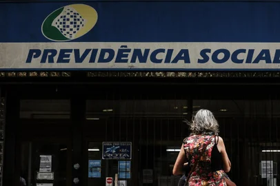 PORTO ALEGRE, RS, BRASIL - 15/01/2020Fachada do prédio da Previdência Social do Centro de Porto Alegre<!-- NICAID(14387984) -->