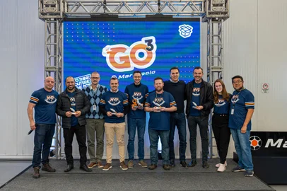 Diretores da Marcopolo com equipe campeã da primeira edição do Go³, programa de intraempreendedorismo da empresa. Da esquerda para a direita: Alexandre Leite Cruz, Dilnei Rodrigues, João Paulo Pohl Ledur, Fabrício Sonda, Lucas Brandalise, Sidemir Adriano Figueredo da Silveira, Andre Vidal Armaganijan, Jonas Ricardo Peter Vaniel, Bruna Ferrandin e Eduardo Kakuichi. <!-- NICAID(15572192) -->