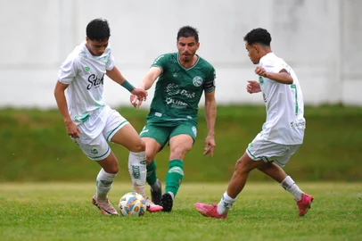 FLORES DA CUNHA, RS, BRASIL, 22/08/2024. Juventude x Gaúcho, jogo válido pela primeira rodada da Copa FGF - Troféu Zagallo, e realizado no estádio Homero Soldatelli, em Flores da Cunha. Na foto, meia Guilherme Teixeira (E) e meia Miguel (Porthus Junior/Agência RBS)<!-- NICAID(15847132) -->