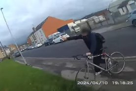 Perseguição de carro, bicicleta e a pé leva a prisão de suspeito de roubo no Reino Unido.