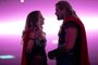 Natalile Portman e Chris Hemsworth no filme Thor: Amor e Trovão (2022).<!-- NICAID(15139670) -->