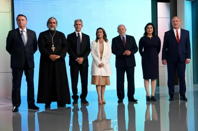 Os candidatos Jair Bolsonaro (PL), Padre Kelmon (PTB), Luiz Felipe D'Avila (NOVO), Soraya Thronicke (União Brasil), Luiz Iná¡cio Lula da Silva (PT), Simone Tebet (MDB) e Ciro Gomes (PDT) no estúdio da TV Globo, para participar do debate. <!-- NICAID(15221817) -->