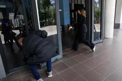 Jonathan Heckler / Agencia RBS PORTO ALEGRE, RS, BRASIL, 09-11-2025: Candidatos chegam para primeira etapa da prova do Enem no campus da PUCRS. Foto Jonathan Heckler/Agência RBS<!-- NICAID(16163827) -->