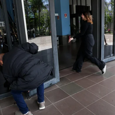PORTO ALEGRE, RS, BRASIL, 09-11-2025: Candidatos chegam para primeira etapa da prova do Enem no campus da PUCRS. Foto Jonathan Heckler/Agência RBS<!-- NICAID(16163827) -->