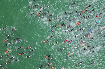 This aerial view shows members of the public taking part in the 36th 4.5 km Dakar-Goree annual swimming competition in Dakar on September 28, 2025. (Photo by GUY PETERSON / AFP)Editoria: SPOLocal: DakarIndexador: GUY PETERSONSecao: swimmingFonte: AFPFotógrafo: STR<!-- NICAID(16138981) -->