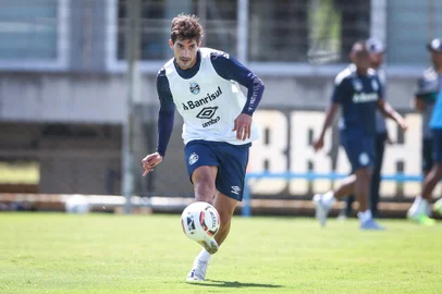 RS - FUTEBOL/ PRE-TEMPORADA GREMIO 2023 - ESPORTES - Jogadores do Gremio Grêmio Lucas Silva realizam treinamento tÃ©cnico durante esta sexta-feira, no CT Presidente Luiz Carvalho, durante a Pre-Temporada Gremio MrJack 2023. FOTO: LUCAS UEBEL/GREMIO FBPA<!-- NICAID(15316389) -->