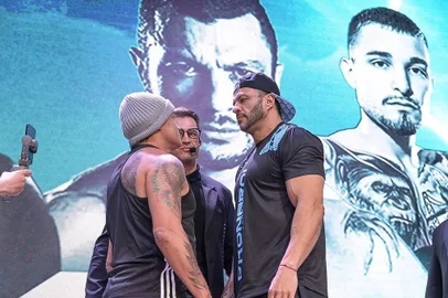 O Fight Music Show, o melhor evento de lutas, entretenimento e shows da América Latina, está de volta para sua aguardada 4ª edição, marcada para o dia 24 de fevereiro. Prepare-se para uma noite épica repleta de confrontos, destacando o embate entre o tetracampeão mundial de boxe Acelino Popó Freitas e o ex-BBB, bodybuilder e influenciador Kléber Bambam, onde ambos poderão resolver suas tretas no ringue.<!-- NICAID(15667668) -->