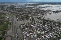 Aerial view of a flooded area in Zarate, Buenos Aires province on May 17, 2025. More than a thousand people have been evacuated in Argentina due to flooding caused by heavy rains that have been lashing the province of Buenos Aires for more than 24 hours, in a storm that is expected to intensify on Saturday, local authorities said. (Photo by Luis ROBAYO / AFP)Editoria: DISLocal: ZárateIndexador: LUIS ROBAYOSecao: floodFonte: AFPFotógrafo: STF<!-- NICAID(16040157) -->