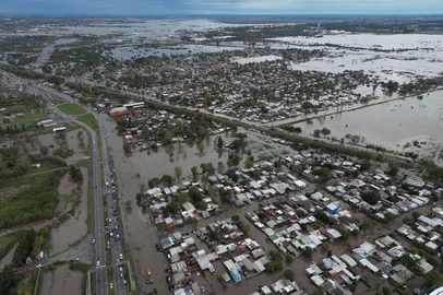 Aerial view of a flooded area in Zarate, Buenos Aires province on May 17, 2025. More than a thousand people have been evacuated in Argentina due to flooding caused by heavy rains that have been lashing the province of Buenos Aires for more than 24 hours, in a storm that is expected to intensify on Saturday, local authorities said. (Photo by Luis ROBAYO / AFP)Editoria: DISLocal: ZárateIndexador: LUIS ROBAYOSecao: floodFonte: AFPFotógrafo: STF<!-- NICAID(16040157) -->