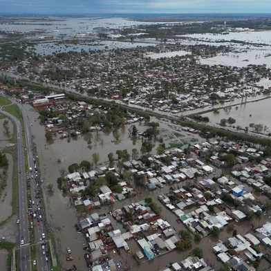Aerial view of a flooded area in Zarate, Buenos Aires province on May 17, 2025. More than a thousand people have been evacuated in Argentina due to flooding caused by heavy rains that have been lashing the province of Buenos Aires for more than 24 hours, in a storm that is expected to intensify on Saturday, local authorities said. (Photo by Luis ROBAYO / AFP)Editoria: DISLocal: ZárateIndexador: LUIS ROBAYOSecao: floodFonte: AFPFotógrafo: STF<!-- NICAID(16040157) -->