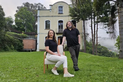 Grupo Ueba Produtos Notáveis celebra 20 anos de história e 10 anos no Moinho da Cascata com programação especialProgramação acontece neste domingo (20), aberta à comunidade, com apresentação do espetáculo “O Cavaleiro e o Dragão do Tempo” e animação com o DJ Jhonny Herrerafoto: Aline Zilli e Jonas Piccoli, fundadores do grupo Ueba<!-- NICAID(15891752) -->