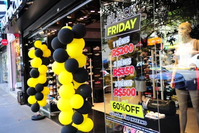 CAXIAS DO SUL, RS, BRASIL, 24/11/2023. Movimento no comércio na tarde desta Black Friday. (Porthus Junior/Agência RBS)<!-- NICAID(15607937) -->