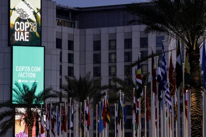 Attendees walk outsaide during the United Nations' COP28 climate talks at Expo City in Dubai on December 12, 2023. (Photo by Giuseppe CACACE / AFP)Editoria: ENVLocal: DubaiIndexador: GIUSEPPE CACACESecao: global changeFonte: AFPFotógrafo: STR<!-- NICAID(15623264) -->