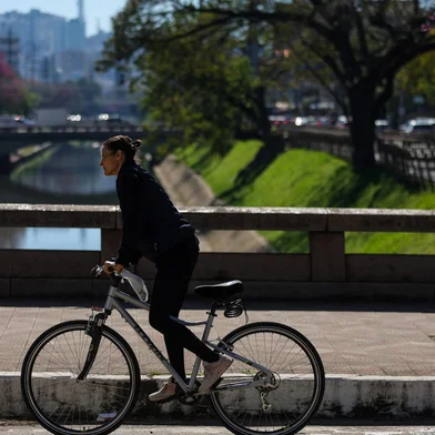 Porto Alegre, RS, Brasil – A semana será marcada pelo tempo bom na capital gaúcha, com sol predominando e temperaturas agradáveis, convidando a população a aproveitar os espaços ao ar livre. Nas ruas e praças, as árvores começam a exibir as primeiras flores que antecedem a primavera, trazendo cores e delicadeza à paisagem urbana e anunciando a mudança de estação.Indexador: jeff botega<!-- NICAID(16121198) -->