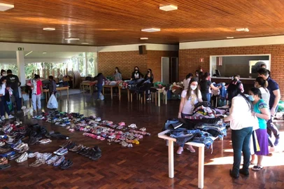 Flores da Cunha distribui roupas gratuitas para famílias em situação de vulnerabilidade social<!-- NICAID(15135384) -->