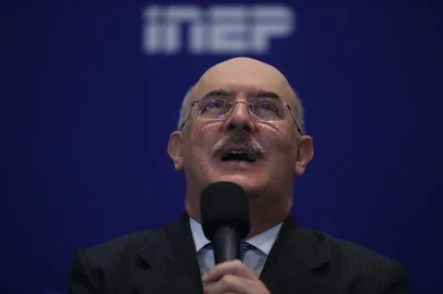 Milton Ribeiro, ex-ministro da Educação, é preso em operação da PFDF - MEC/MILTON RIBEIRO/PRISÃO/ARQUIVO - POLÍTICA - Foto de arquivo de 15/09/2020 do então ministro da Educação, Milton Ribeiro,   durante coletiva no Inep (Instituto Nacional de Estudos e Pesquisas Educacionais   Anísio Teixeira), em Brasília. Milton Ribeiro foi preso preventivamente nesta   quarta-feira, 22, em Santos, no litoral sul de São Paulo. O mandado foi expedido   no âmbito de uma Operação o Pago, da Polícia Federal (PF) deflagrada nesta   manhã. De acordo com a PF, a ação tem o objetivo de investigar a prática de   tráfico de influência e corrupção para a liberação de recursos públicos do Fundo   Nacional de Desenvolvimento da Educação (FNDE), vinculado ao Ministério da   Educação (MEC).   15/09/2020 - Foto: GABRIELA BILó/ESTADÃO CONTEÚDOEditoria: POLÍTICALocal: BRASÍLIAIndexador: GABRIELA BILóFotógrafo: ESTADÃO CONTEÚDO<!-- NICAID(15131100) -->