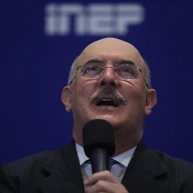 Milton Ribeiro, ex-ministro da Educação, é preso em operação da PFDF - MEC/MILTON RIBEIRO/PRISÃO/ARQUIVO - POLÍTICA - Foto de arquivo de 15/09/2020 do então ministro da Educação, Milton Ribeiro,   durante coletiva no Inep (Instituto Nacional de Estudos e Pesquisas Educacionais   Anísio Teixeira), em Brasília. Milton Ribeiro foi preso preventivamente nesta   quarta-feira, 22, em Santos, no litoral sul de São Paulo. O mandado foi expedido   no âmbito de uma Operação Acesso Pago, da Polícia Federal (PF) deflagrada nesta   manhã. De acordo com a PF, a ação tem o objetivo de investigar a prática de   tráfico de influência e corrupção para a liberação de recursos públicos do Fundo   Nacional de Desenvolvimento da Educação (FNDE), vinculado ao Ministério da   Educação (MEC).   15/09/2020 - Foto: GABRIELA BILó/ESTADÃO CONTEÚDOEditoria: POLÍTICALocal: BRASÍLIAIndexador: GABRIELA BILóFotógrafo: ESTADÃO CONTEÚDO<!-- NICAID(15131100) -->