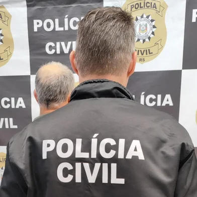 Preso em flagrante por feminicídio em Nova Araçá recebe alta hospitalar e é encaminhado ao presídio. Margarete Coronetti, 42, foi golpeada nove vezes com faca dentro de casa. Na sequência, o suspeito, Luiz Carlos Coronetti, 54, tentou tirar a própria vida. Nesta quarta, ele foi ouvido pela Polícia Civil.<!-- NICAID(16126967) -->
