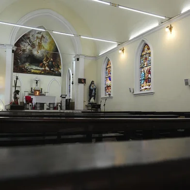 CAXIAS DO SUL, RS, BRASIL, 15/06/2022. Igreja do Santo Sepulcro, na região central de Caxias, para ilustrar a crônica da Tríssia Ordovás. As imagens fazem parte do conjunto de pautas "visões sobre a cidade", em comemoração ao aniversário de 132 de Caxias do Sul. (Bruno Todeschini/Agência RBS)<!-- NICAID(15124919) -->