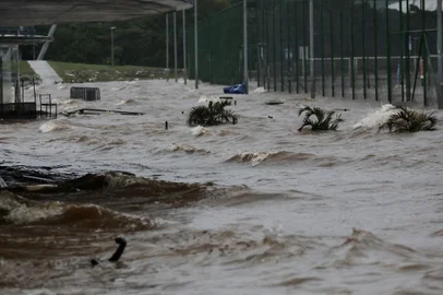 PORTO ALEGRE, RS, BRASIL - 2024.05.24 - Fortes ventos provocam ondas na orla do Guaíba. (Foto: Renan Mattos/ Agência RBS)<!-- NICAID(15772821) -->