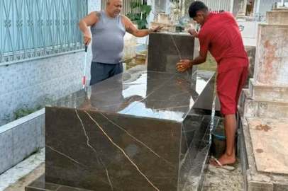 Morador de Cruzeiro do Sul, Paulo Onofre Lopes Craveiro é deficiente visual e faz tratamento de hemodiálise há seis anos. O jazigo foi construído em Tarauacá, município onde o cemitério enfrenta problemas de superlotação.<!-- NICAID(16207868) -->