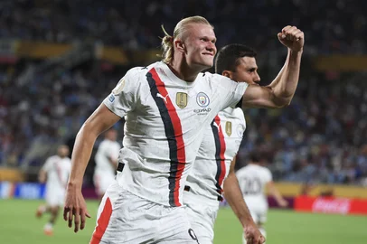 ORLANDO, FLORIDA - JUNE 30: Erling Haaland #9 of Manchester City celebrates scoring his team's second goal with Rodri #16 during the FIFA Club World Cup 2025 round of 16 match between Manchester City and Al-Hilal at Camping World Stadium on June 30, 2025 in Orlando, Florida.   Francois Nel/Getty Images/AFP (Photo by Francois Nel / GETTY IMAGES NORTH AMERICA / Getty Images via AFP)<!-- NICAID(16070733) -->