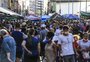 Véspera de feriado tem movimento intenso e aglomeração no centro de Porto Alegre
