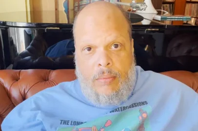 **A PEDIDO DE NIKOLAS MONDADORI**Ed Motta faz vídeo pedindo desculpas por brincadeira com Raul Seixas em seu canal na internet. Frame pedido por Nikolas Mondadori.<!-- NICAID(15036440) -->