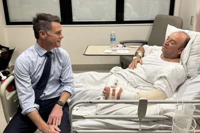 @ChrisMinnsMP / X / Divulgação O "herói genuíno" que desarmou um dos atiradores do atentado na praia Bondi, em Sydney, na Austrália, apareceu em uma primeira foto após passar por cirurgia nesta segunda-feira (15). A imagem foi compartilhada pelo governador do estado de Nova Gales do Sul, Chris Minns, que visitou o homem no hospital. (Veja acima)<!-- NICAID(16186713) -->