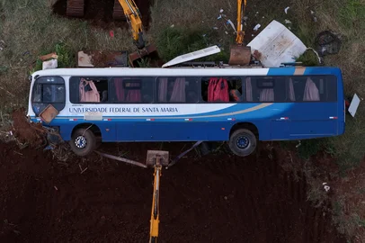 IMIGRANTE, RS, BRASIL - 2025.04.04 - Ônibus com estudantes da UFSM cai em declive e deixa mortos na cidade de Imigrante, no Vale do Taquari. Coletivo, que conduzia grupo de alunos do Colégio Politécnico da universidade, tombou na VRS-481. (Foto: Andre Ávila/ Agência RBS)<!-- NICAID(16010743) -->