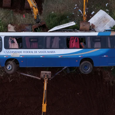 IMIGRANTE, RS, BRASIL - 2025.04.04 - Ônibus com estudantes da UFSM cai em declive e deixa mortos na cidade de Imigrante, no Vale do Taquari. Coletivo, que conduzia grupo de alunos do Colégio Politécnico da universidade, tombou na VRS-481. (Foto: Andre Ávila/ Agência RBS)<!-- NICAID(16010743) -->