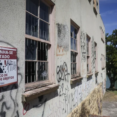 TORRES, RS, BRASIL, 16-01-2026: Museu Histórico, Antropológico, Arqueológico e Oceanográfico de Torres, fechado desde 2022, apresenta sinais de abandono, como janelas quebradas e danos causados por infiltrações. O prédio, construído em 1951 e que foi sede da prefeitura, teve parte do acervo saqueado em invasões. Representantes da sociedade civil defendem a reabertura pela sua importância histórica e cultural para a cidade e o povo torrense. A prefeitura afirma possuir apenas recursos parciais para a obra. Foto: Mateus Bruxel/Agência RBSIndexador: MATEUS BRUXEL<!-- NICAID(16206163) -->