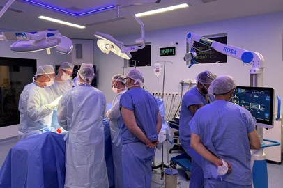 Um homem de 66 anos foi o primeiro paciente a passar por uma cirurgia de artroplastia de joelho realizada pelo Robô Rosa (Robotic Surgical Assistant), nesta terça-feira (20), no Complexo Hospitalar Unimed Serra Gaúcha, em Caxias do Sul. A tecnologia, que integra a estrutura da cooperativa médica, é o primeiro equipamento da região destinado a procedimentos ortopédicos de próteses de quadril e joelho.<!-- NICAID(16207462) -->