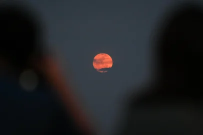 A Sturgeon supermoon rises behind clouds as seen from Singapore on August 1, 2023. (Photo by Roslan RAHMAN / AFP)Editoria: SCILocal: SingaporeIndexador: ROSLAN RAHMANSecao: natural scienceFonte: AFPFotógrafo: STF<!-- NICAID(15497540) -->