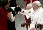 Papa Francisco joga bolinha e brinca com cachorro no Vaticano; veja o vídeo
