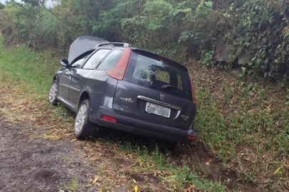 Homem embriagado força ultrapassagem, perde controle do veículo e é preso pela PRF, em Bento Gonçalves <!-- NICAID(16183716) -->